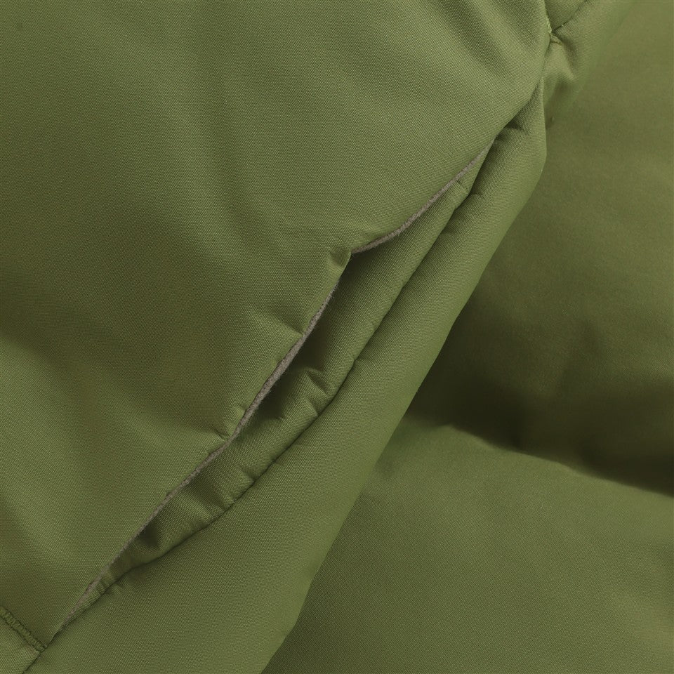 Gevoerde winterjas voor kinderen in een stoere groene tint.