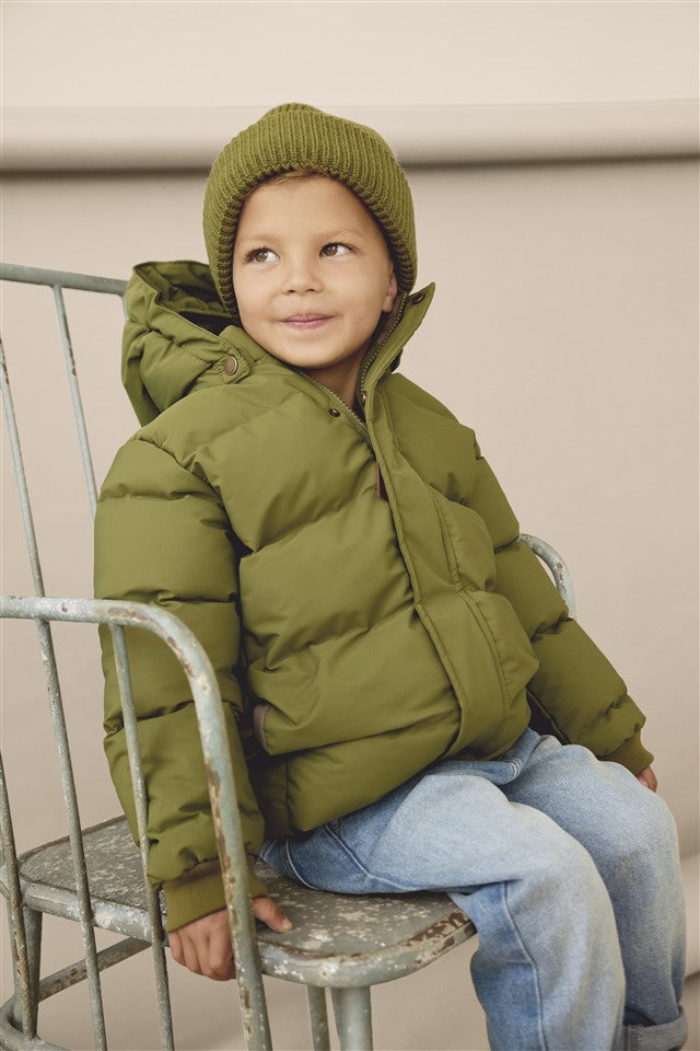Kinder winterjas in een diepe mosgroene kleur.
