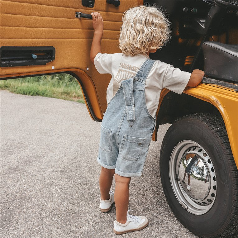 jongen draagt salopette light blue denim van your wishes achterzijde