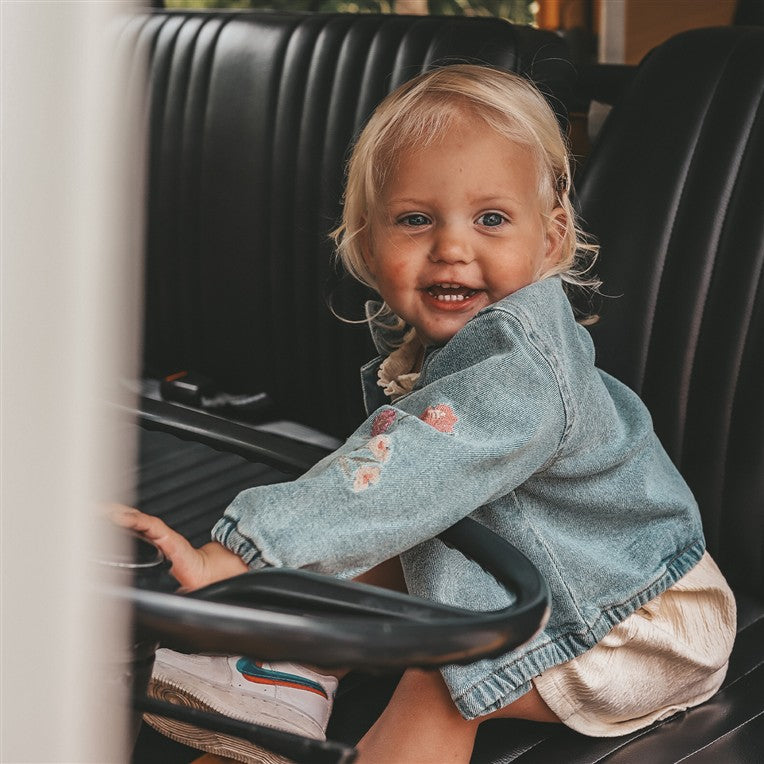 meisje draagt jeansjas met geborduurde bloemen van your wishes
