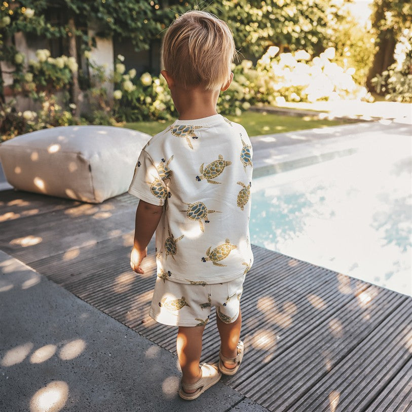 achterzijde oversized tshirt voor kinderen met schildpadden
