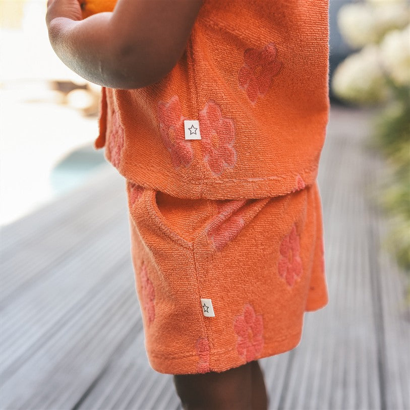 detail koraalroze badstof met bloemen