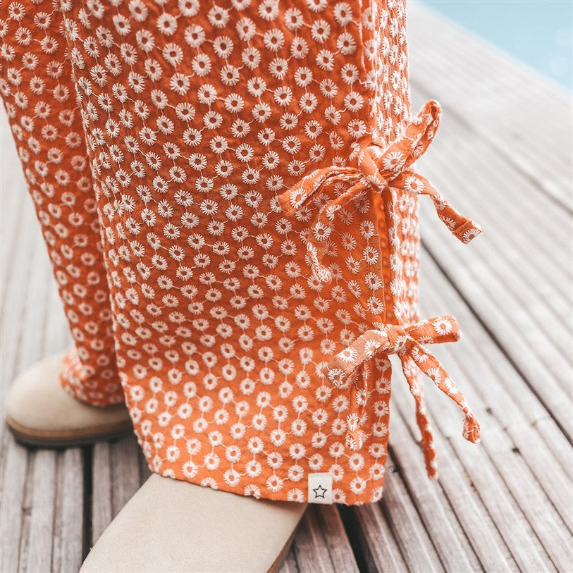 detail strikjes op wide leg pants broderie van your wishes