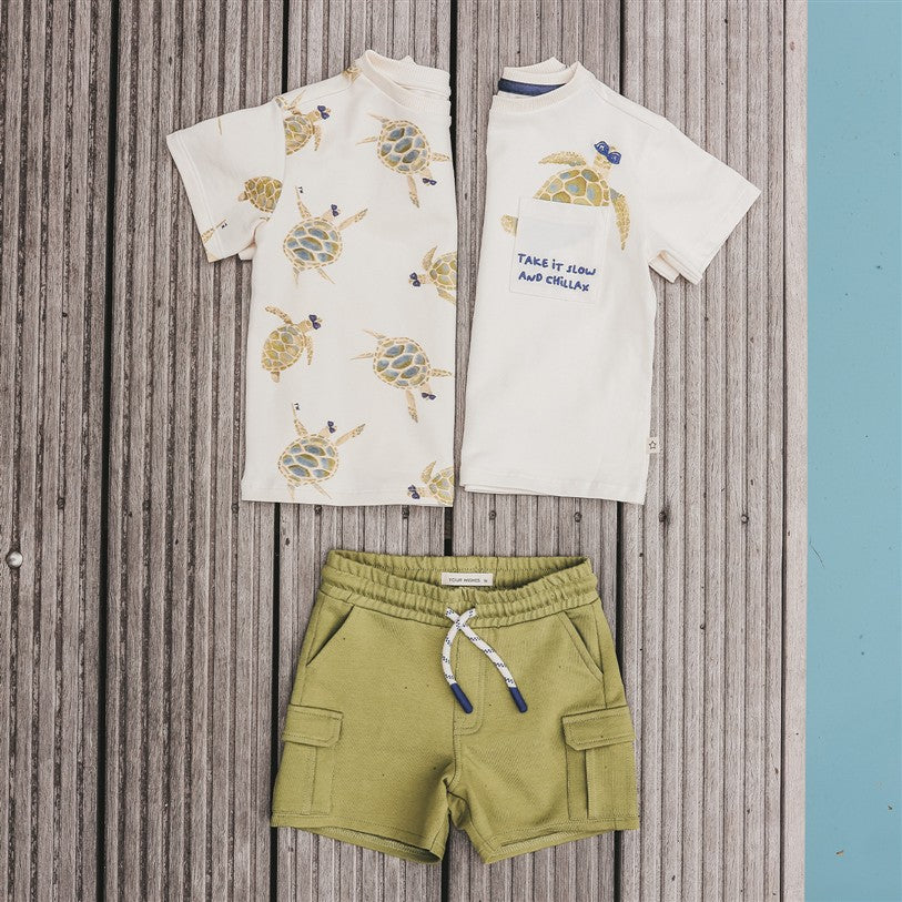 flatlay oversized tshirt met schildpadden en cargo short iguana van your wishes
