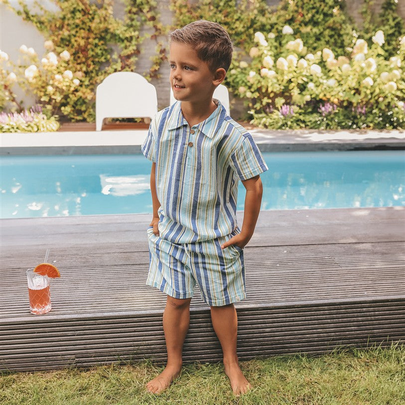 jongen draagt blauw gestreepte zomer short van your wishes met gelijkaardige polo