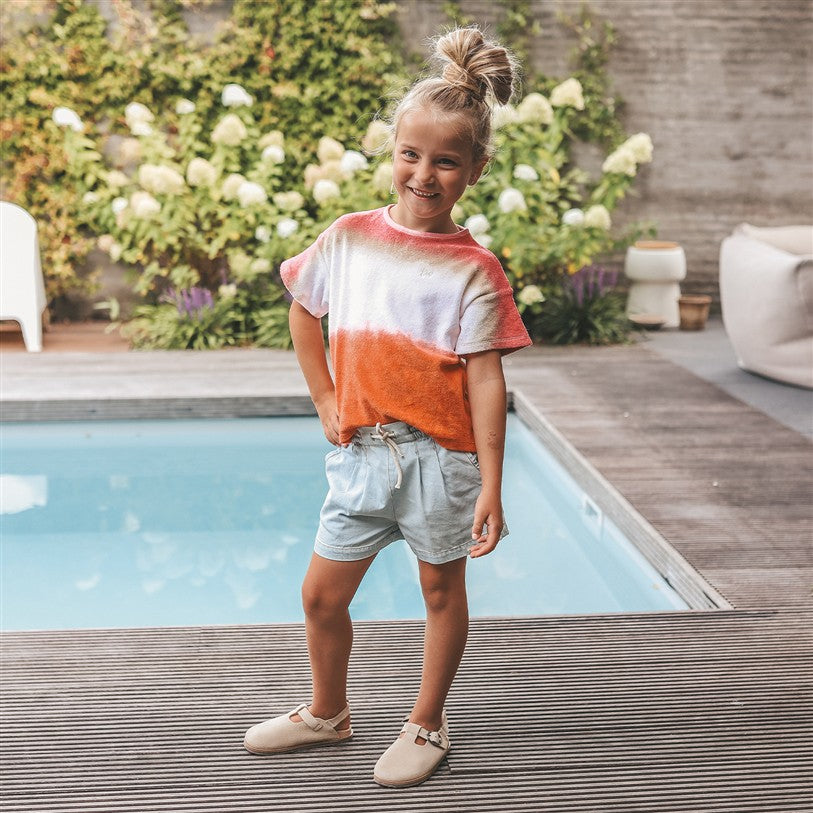 meisje draagt tie dye tshirt van your wishes