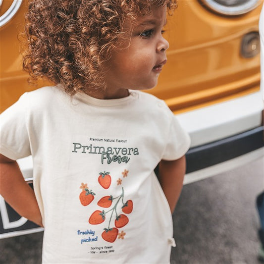 Detail aardbeien print op ecru kindertshirt