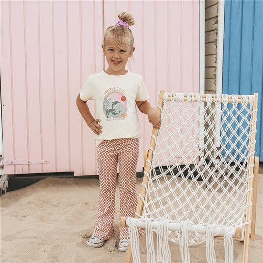 meisje draagt tshirt sunrise tours en geruitte flared legging van your wishes
