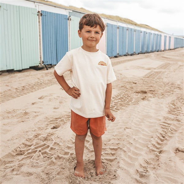 jongen draagt oversized tshirt ocean blvd van your wishes