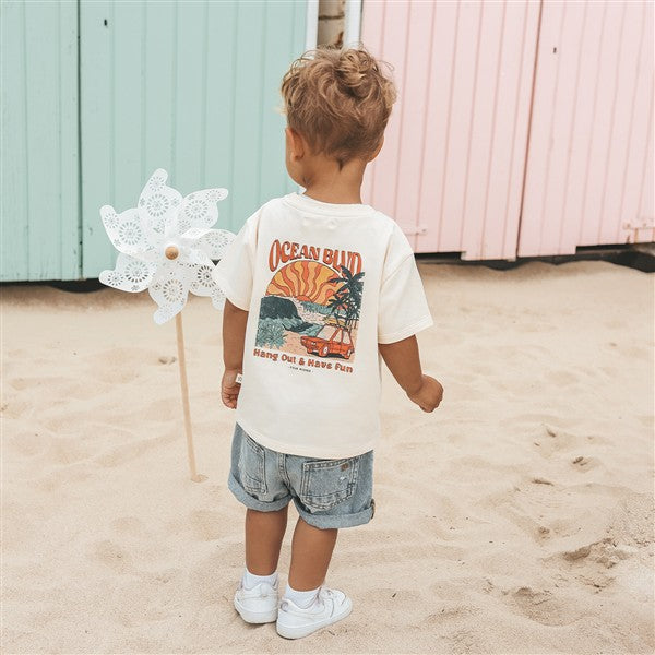 kind draagt tshirt ocean blvd achterzijde