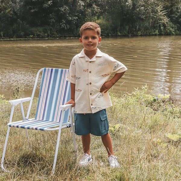 jongen draagt ecru kinderhemd met vissenprint van your wishes
