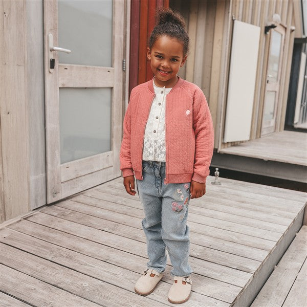 meisje draagt quilted jacket sweet shop van your wishes in oudroze
