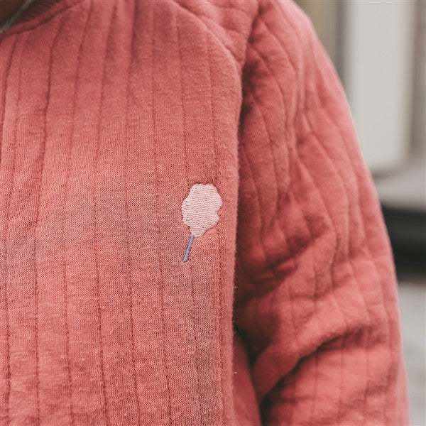 detail geborduurde suikerspin vooraan op quilted jacket sweet shop van your wishes