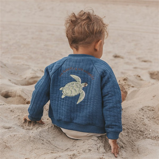 jongen draagt quilted jacket turtle van your wishes achterzijde
