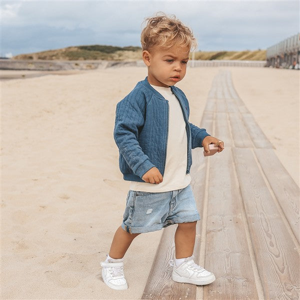 jongen draagt quilted jacket turtle in petrol