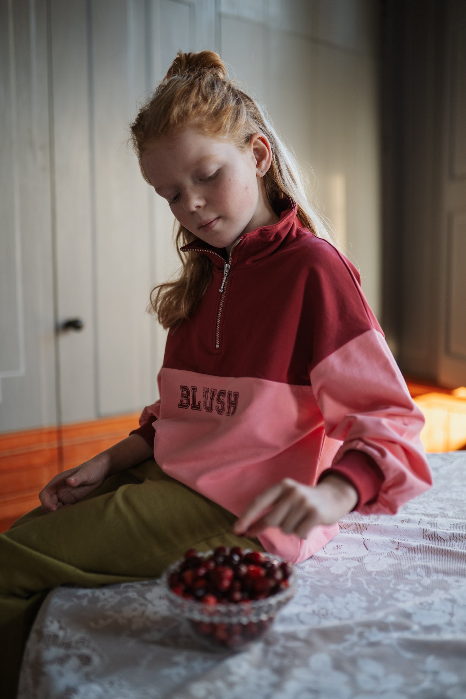 lifestyle beeld meisje met zipper sweater blush color block van petit blush