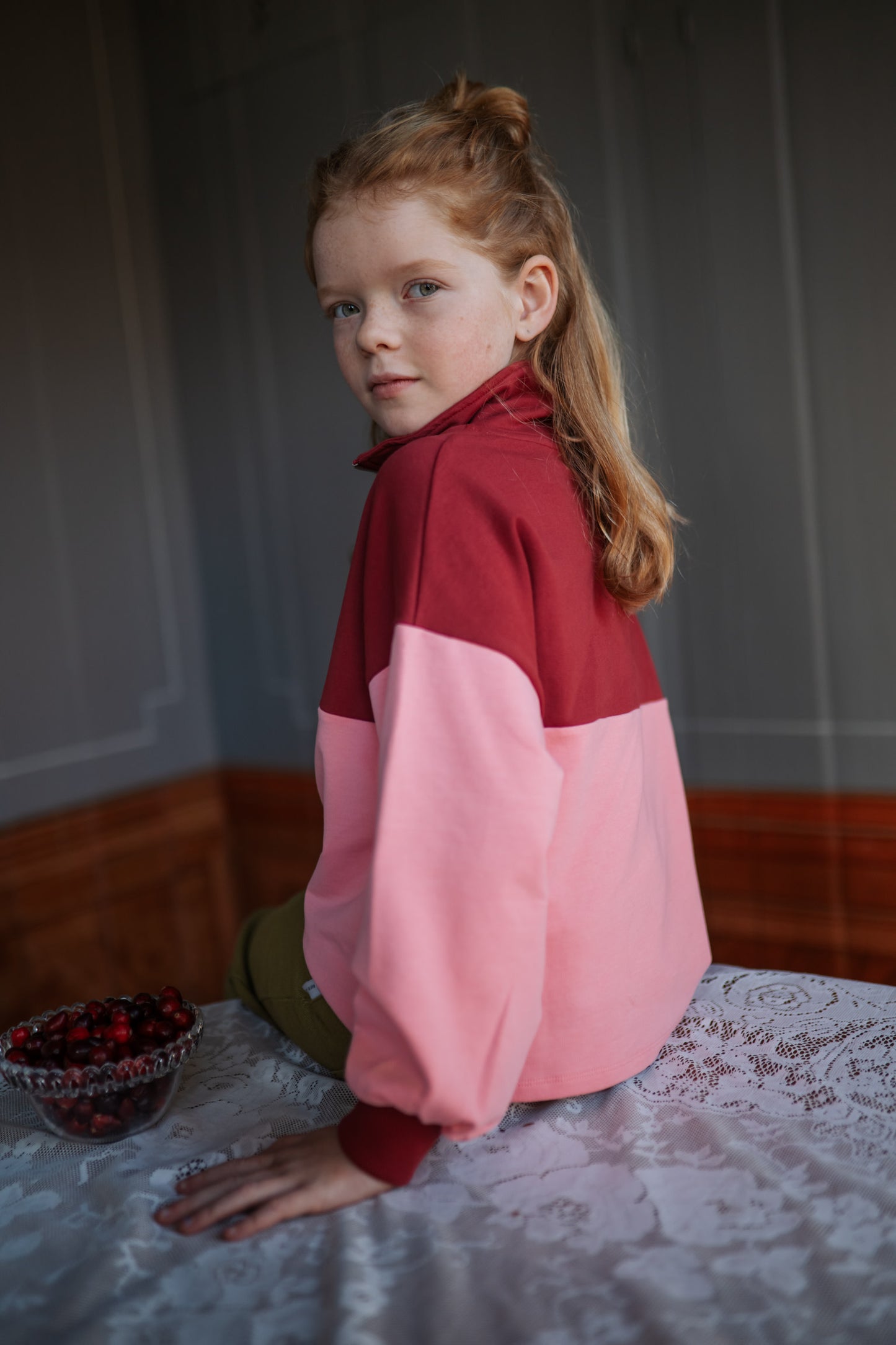 zij en rugaanzicht lifestyle beeld zipper sweater blush