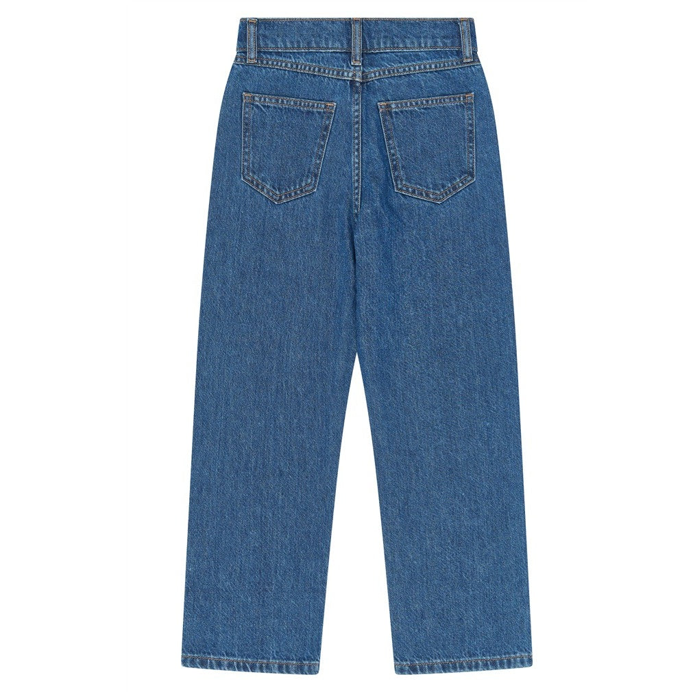 Achterzijde van de blauwe kinderjeans met klassieke achterzakken.