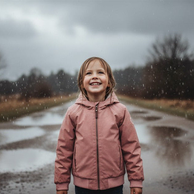 meisje draagt Ash rose bomber jas voor kinderen van En*fant