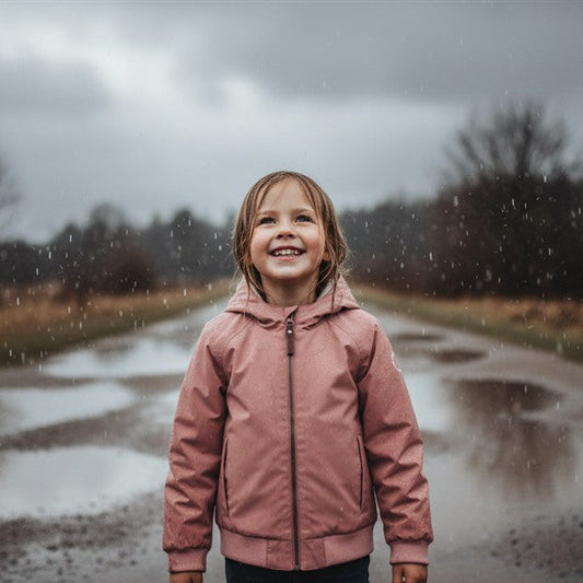 meisje draagt Ash rose bomber jas voor kinderen van En*fant