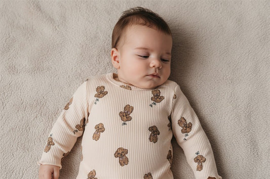 Meisje draagt lichtroze shirt met poedels