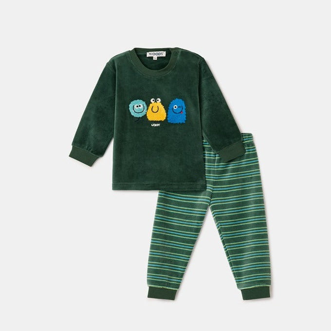 Woody pyjama met groen bovenstuk en gestreepte broek.