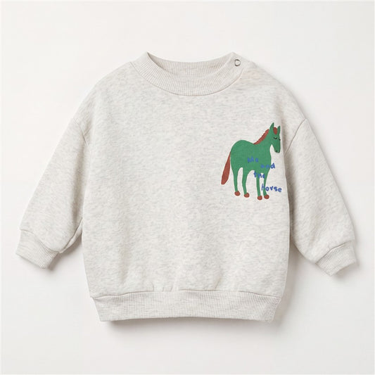 Lichtgrijze babysweater met klein paard op de voorkant.