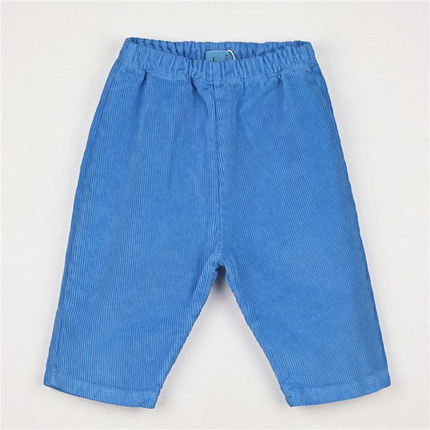 Kobaltblauwe corduroy babybroek met wijde pijpen.