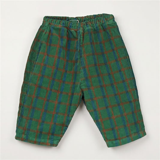 Groene corduroy babybroek met plaid patroon en wijde pijpen.