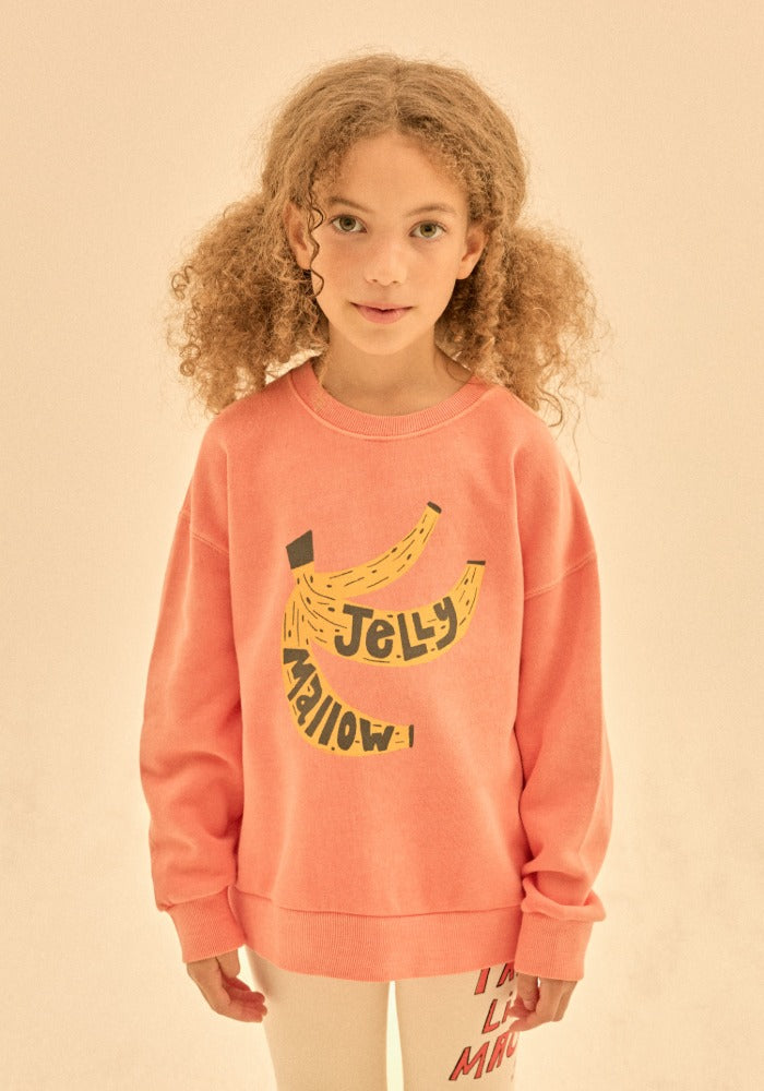 Kind draagt Banana sweater