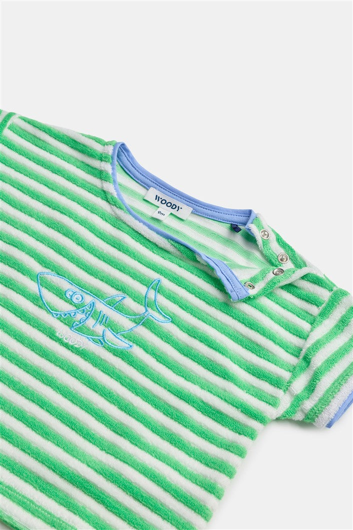 detail geborduurde haai op beachwear set
