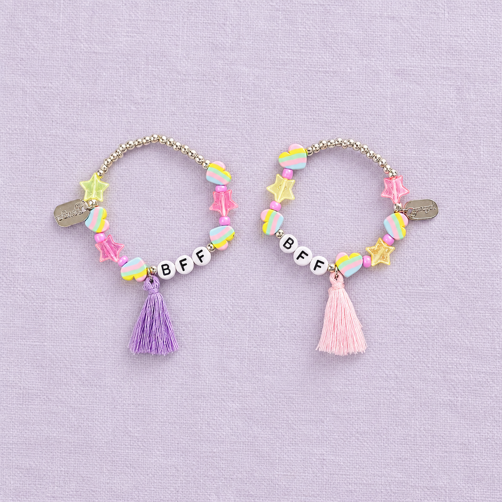 BFF-armbandjes op lavendelkleurig linnen