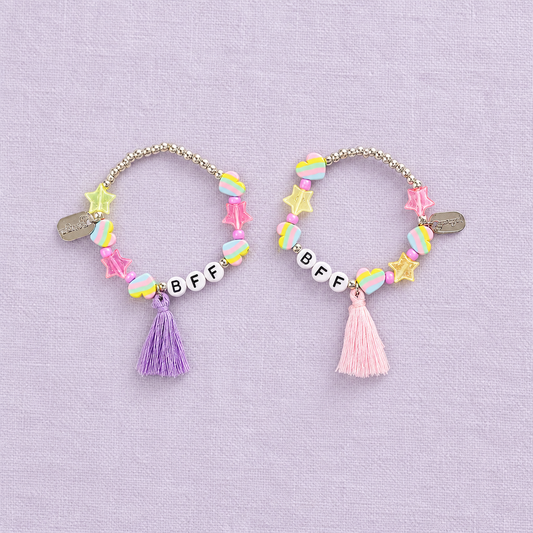 BFF-armbandjes op lavendelkleurig linnen