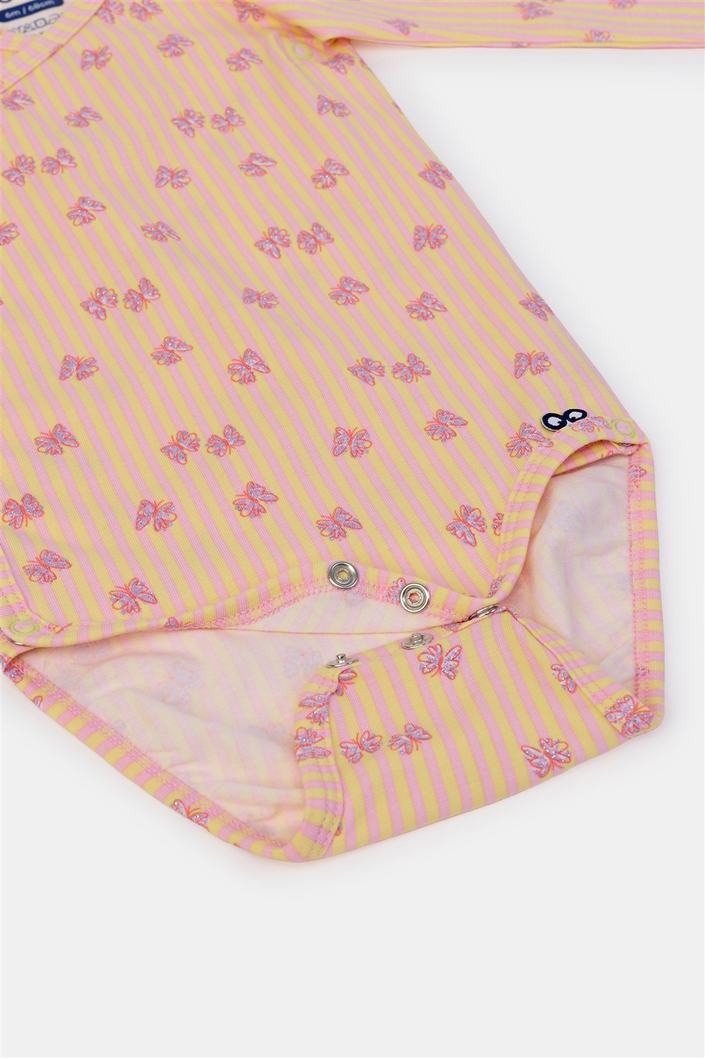 Detail glitter vlinders op newborn romper