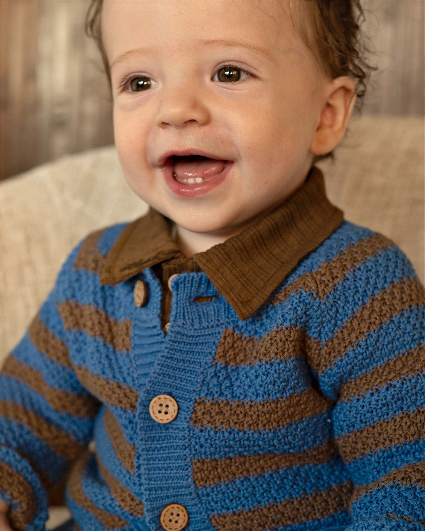 Gebreid vestje voor baby’s met blauwe en bruine strepen.
