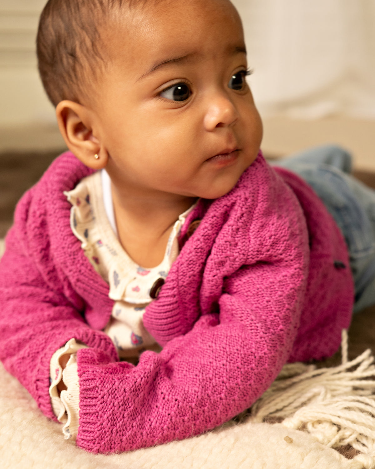Fuchsia gebreide cardigan voor baby meisjes.