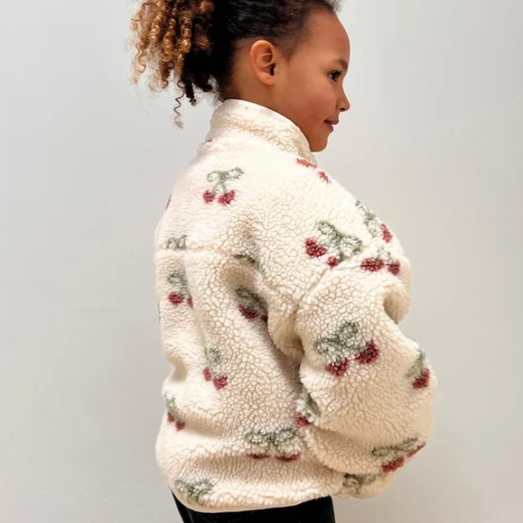 Ecru teddy jas met kersenprint.