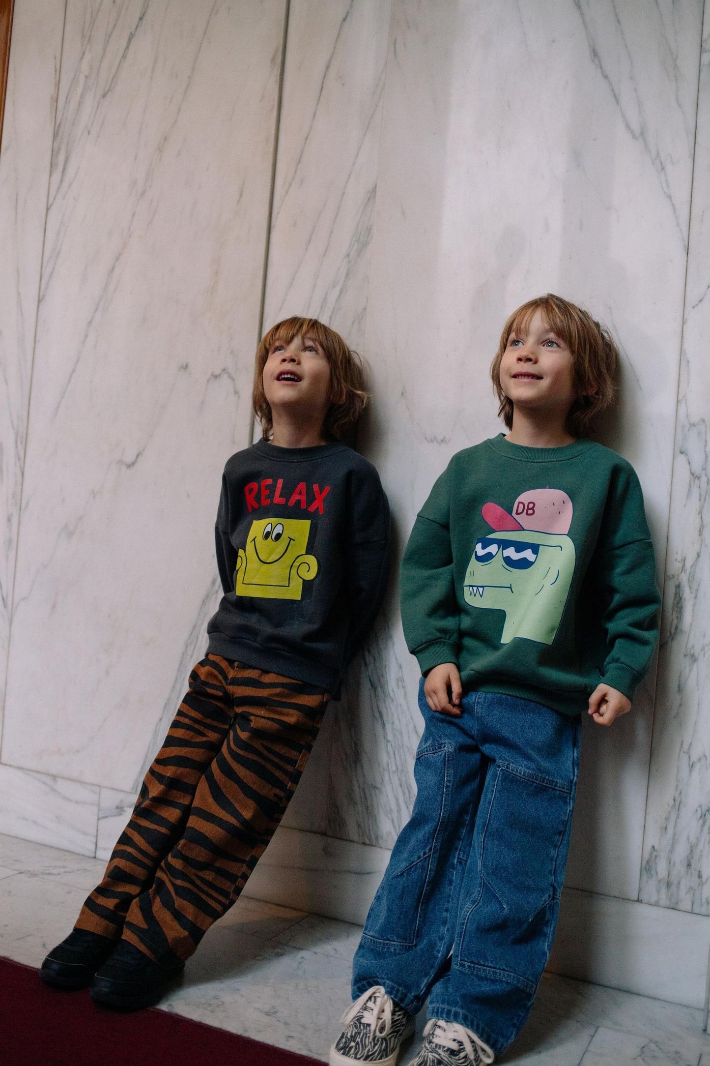 Groene kindertrui met stoere dinosaurussen op de voorkant.