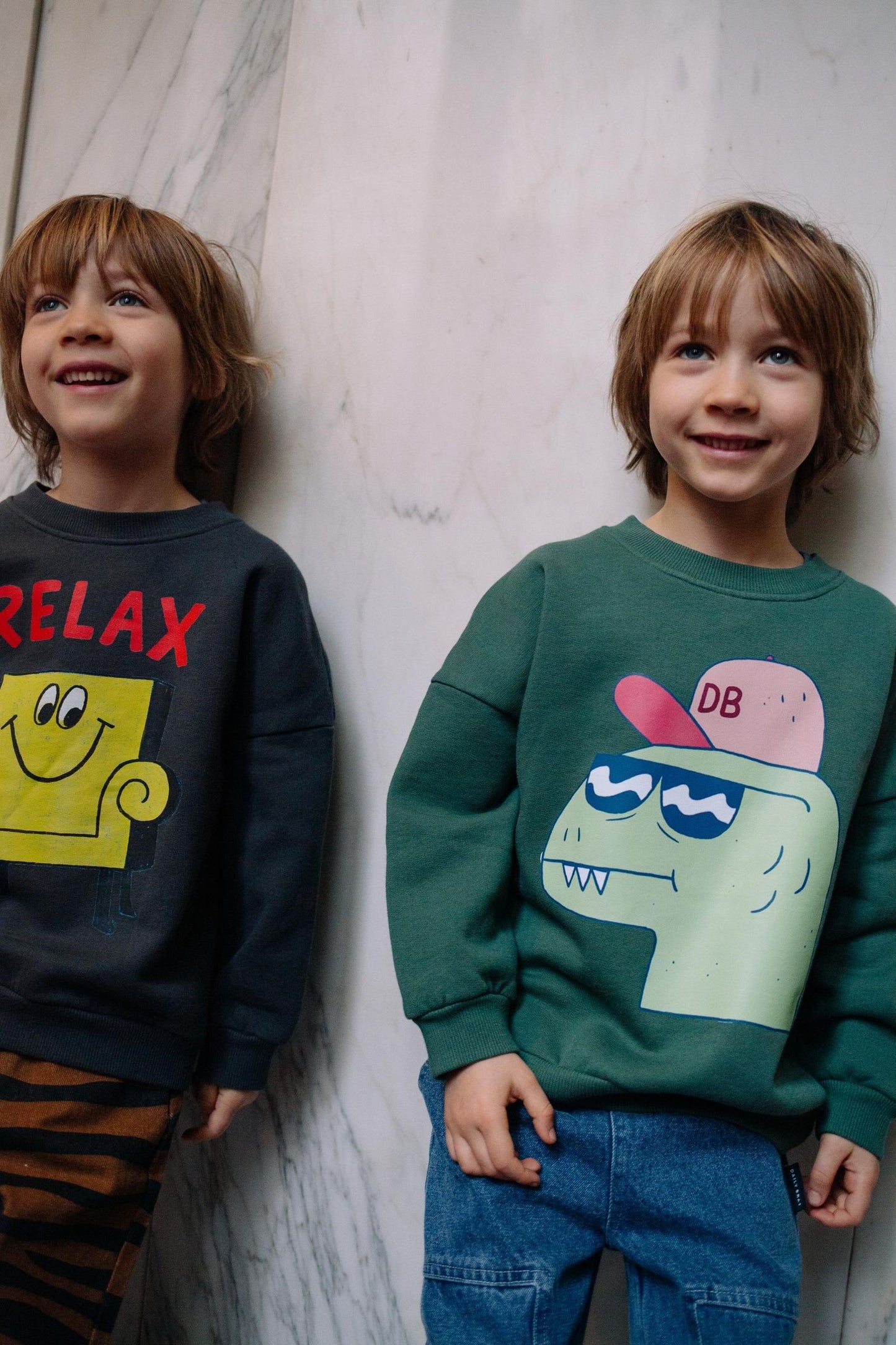 Stoere groene sweater voor kinderen met dino opdruk.