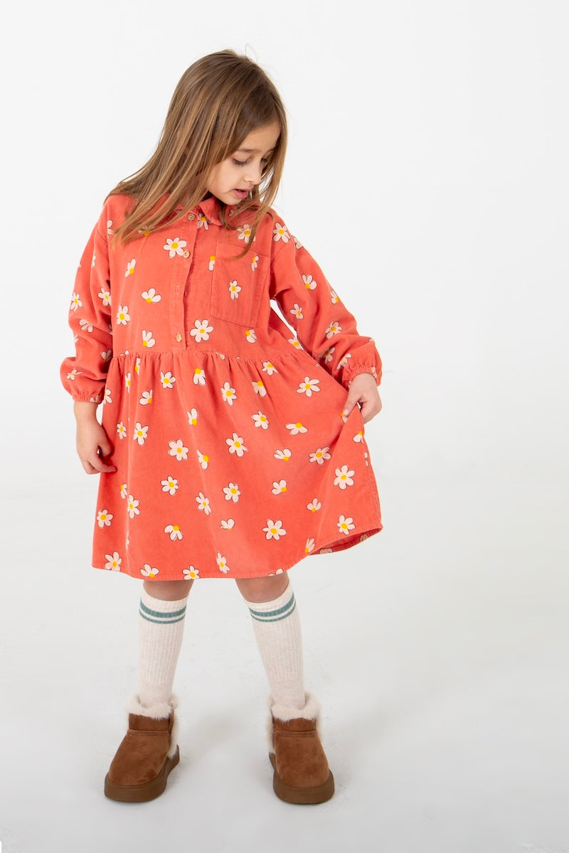 Ribfluwelen jurk in koraalroze met bloemenprint.