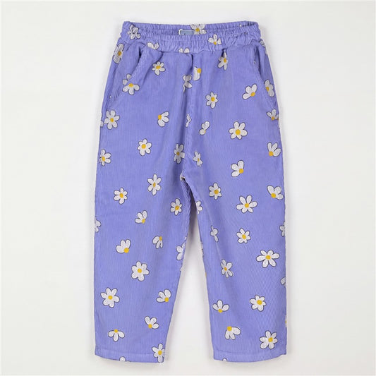 Lavendelkleurige wijde corduroy broek met all-over madeliefjesprint.