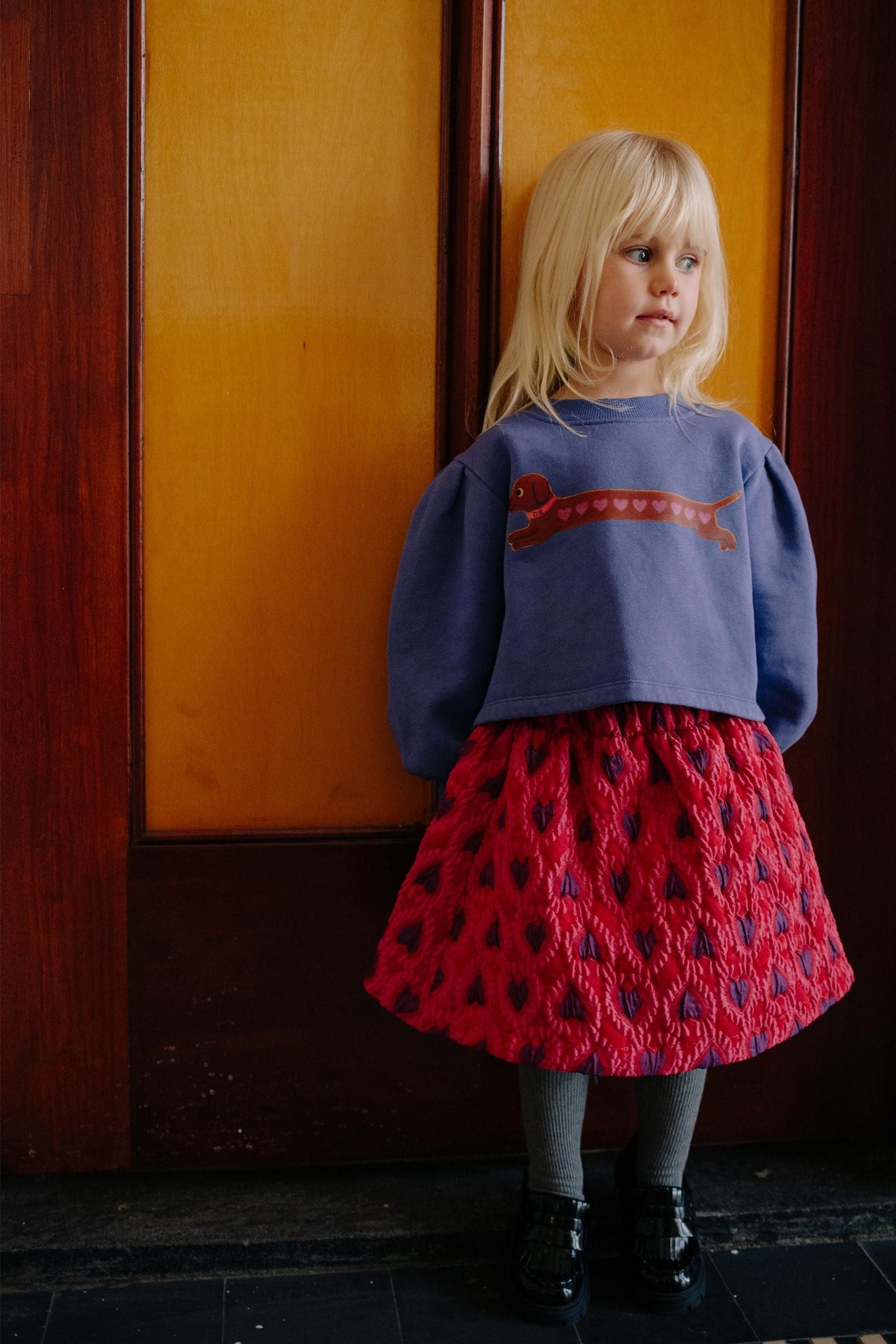 Daily Brat sweater met hondenprint en hartjes.
