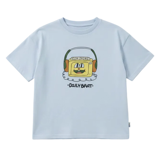 Lichtblauw kinder t-shirt met cassetterecorder print van Daily Brat
