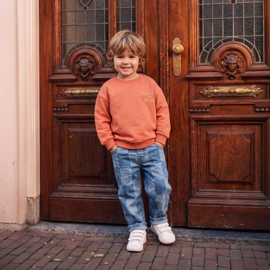 Effen sweater met geborduurde tekst.