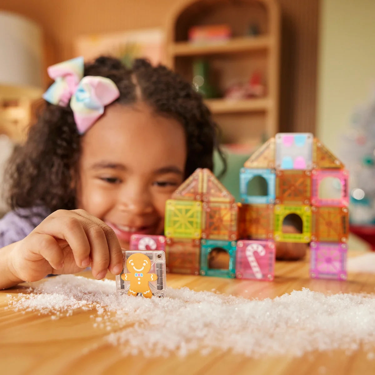 Magnetische bouwset met peperkoekmannetje en snoepdetails.