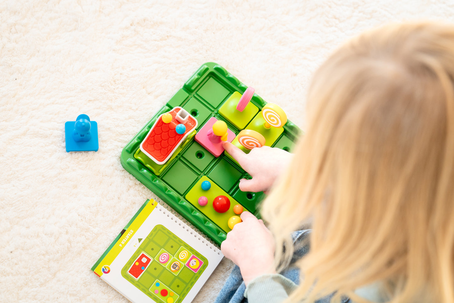 meisje speelt met hans en grietje spel