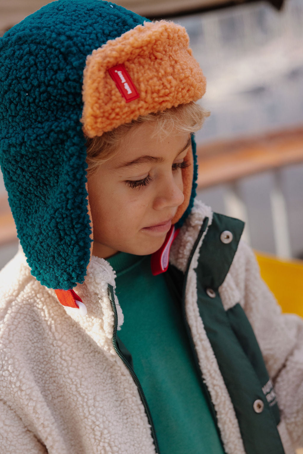Zachte sherpa wintermuts voor kinderen in teal en brons.
