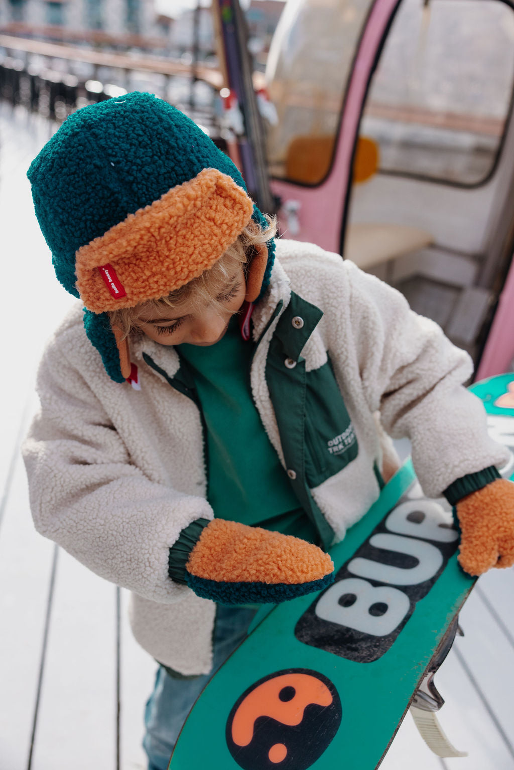 Warme teddy pilotenmuts voor kinderen van Hello Hossy.