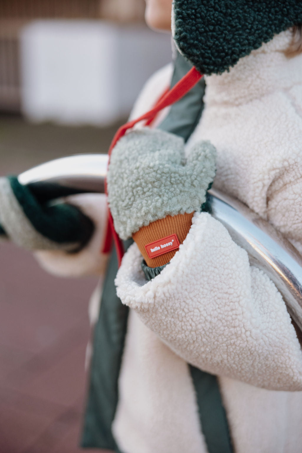 Licht- en donkergroene sherpa wanten voor kinderen.