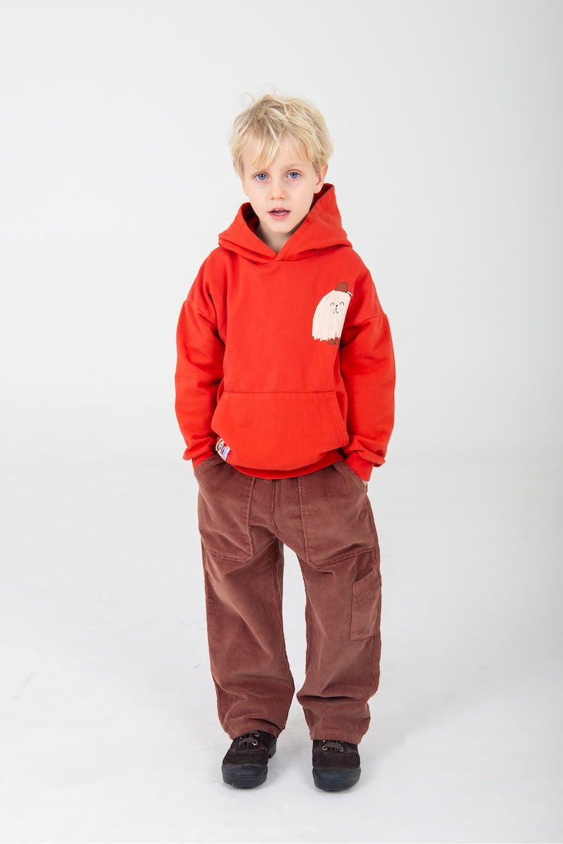 Rode sweater met kap en voorzak voor kinderen.